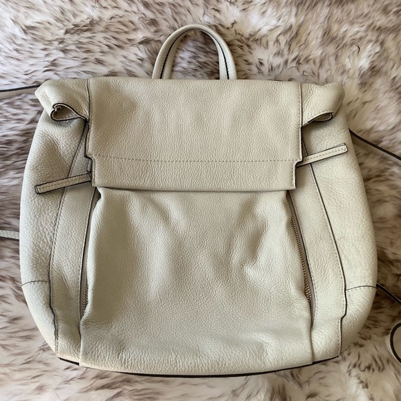 ♥️ Vince Camuto backpack - Picture 6 of 9